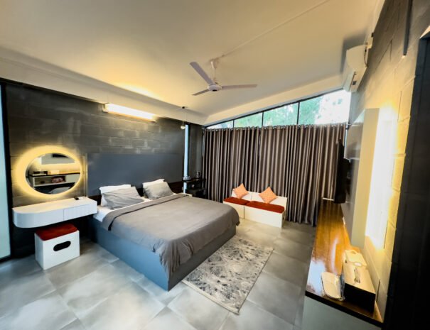 Oronner-DinRatri-Villa-Couple